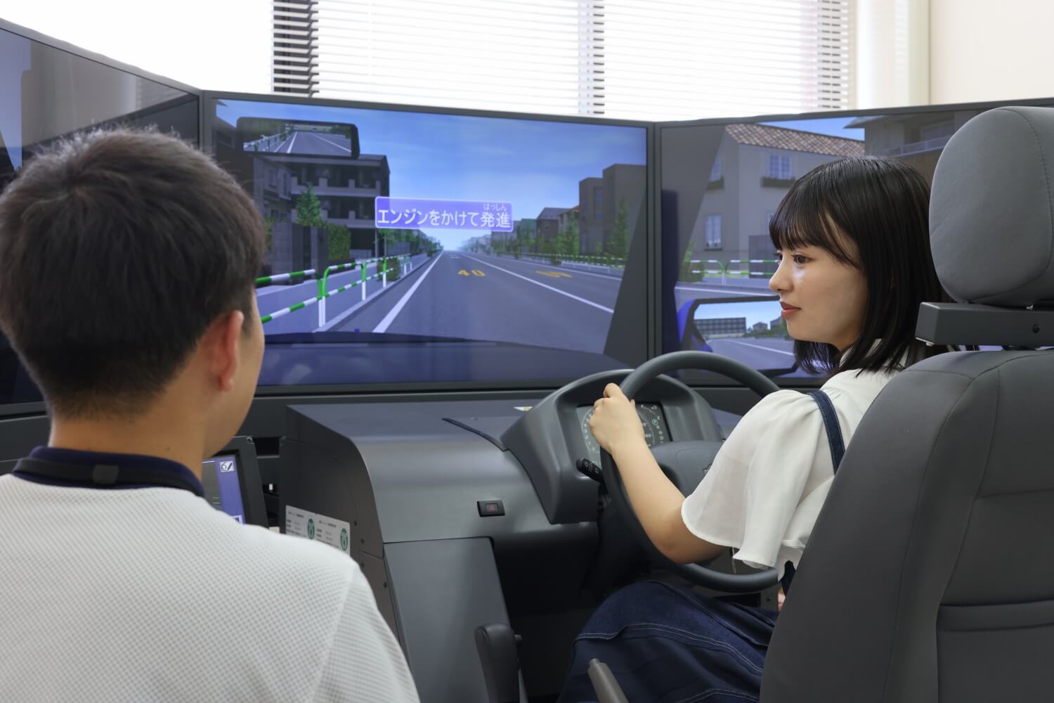 一宮・高知県自動車学校での運転シミュレーターによる教習の様子